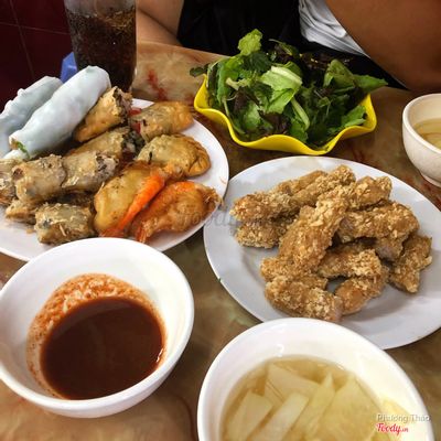 Quán Gốc Đa has lots of Hanoi street food