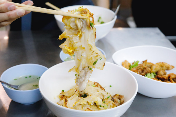 Ann Guay Tiew Kua Gai is one of the best Michelin star street food stalls in Bangkok.