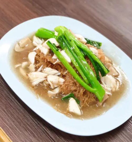 Chakki Noodles is one of the best Michelin star street food stalls in Bangkok.